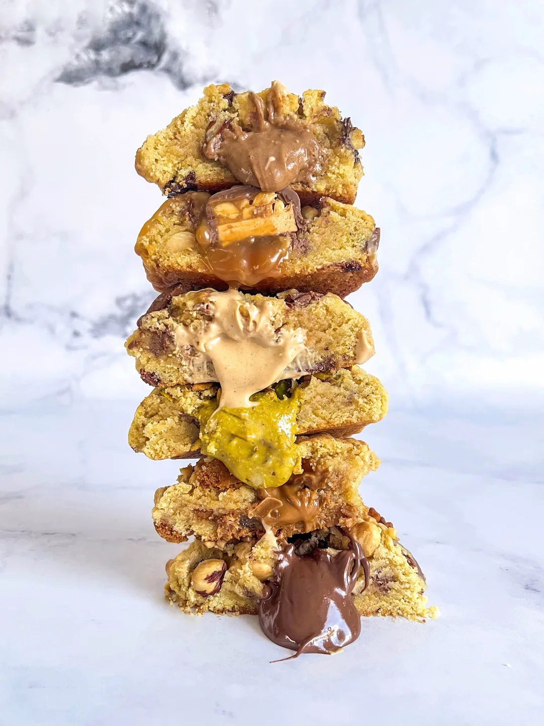 Pile de cookies coupés et fourrés